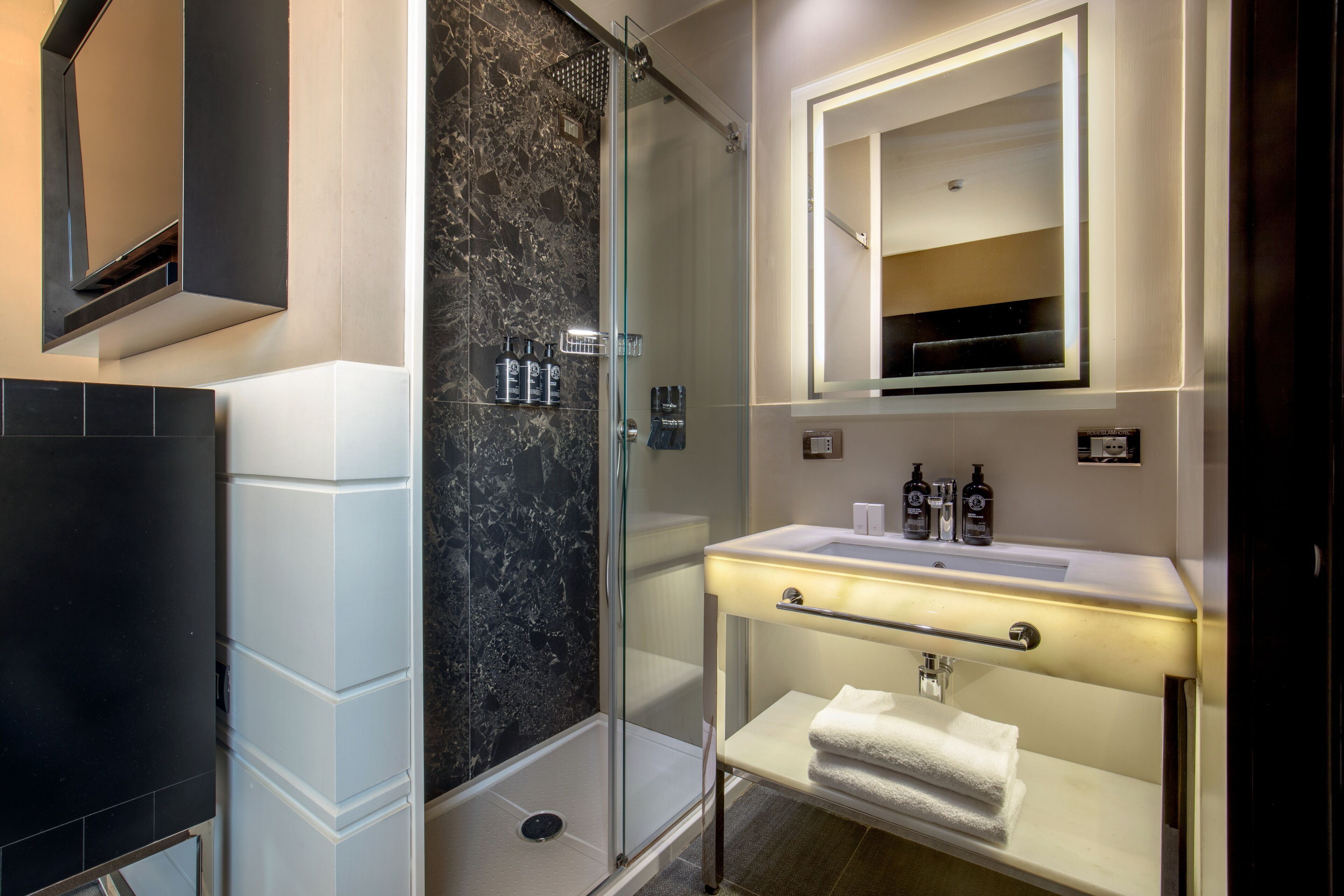 superior room | bathroom | eco-friendly toiletries, hair dryer, towels