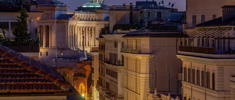 Un edificio histórico con arquitectura clásica, que incluye columnas y estatuas.