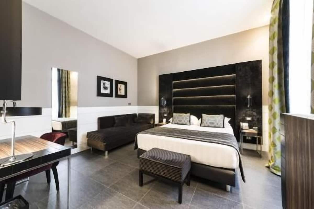 Premium bedding, down comforters, minibar, in-room safe