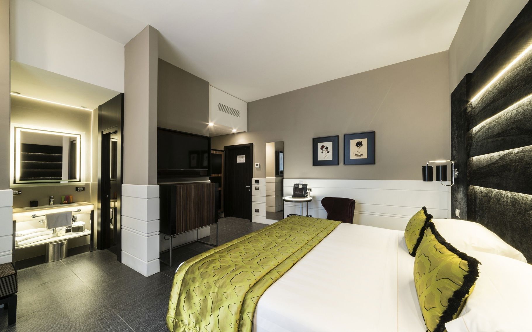 Ropa de cama de alta calidad, edredones de plumas, minibar y caja fuerte