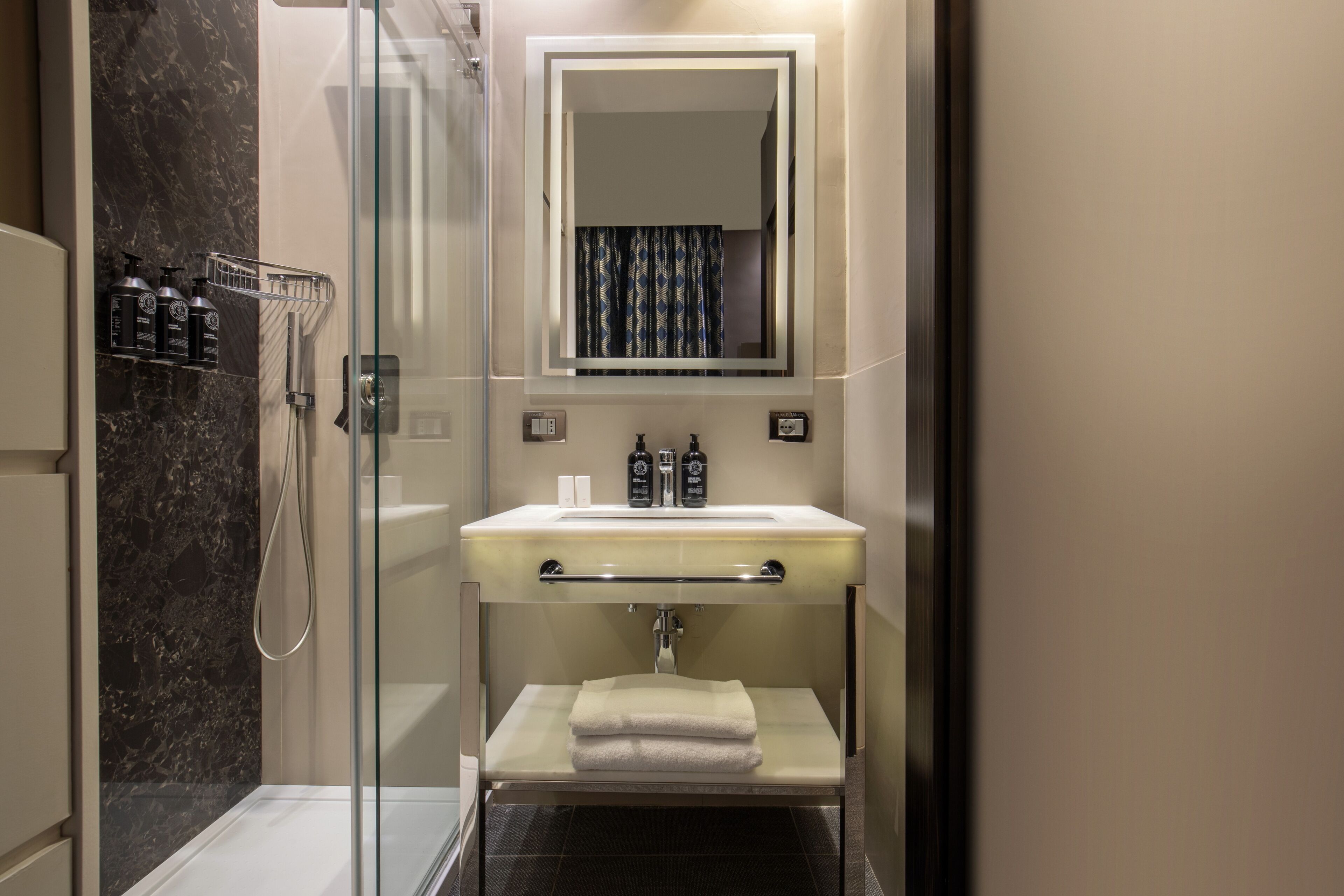 classic room | bathroom | eco-friendly toiletries, hair dryer, towels