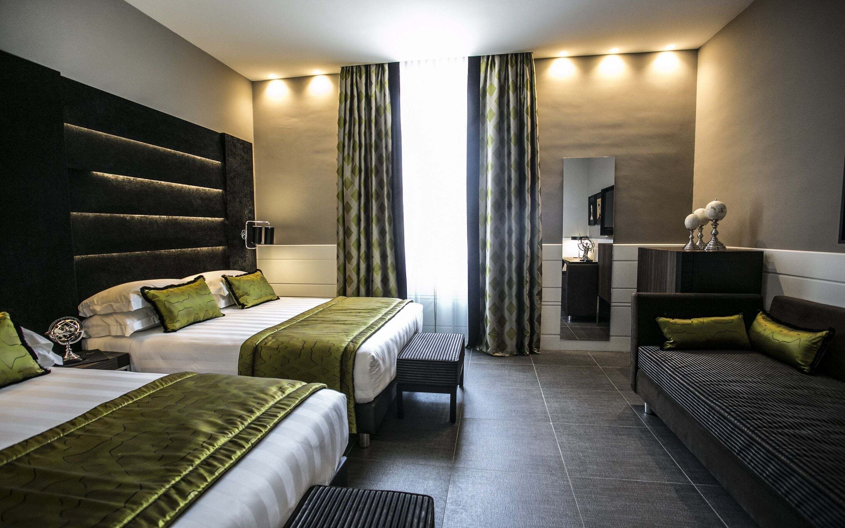 Ropa de cama de alta calidad, edredones de plumas, minibar y caja fuerte