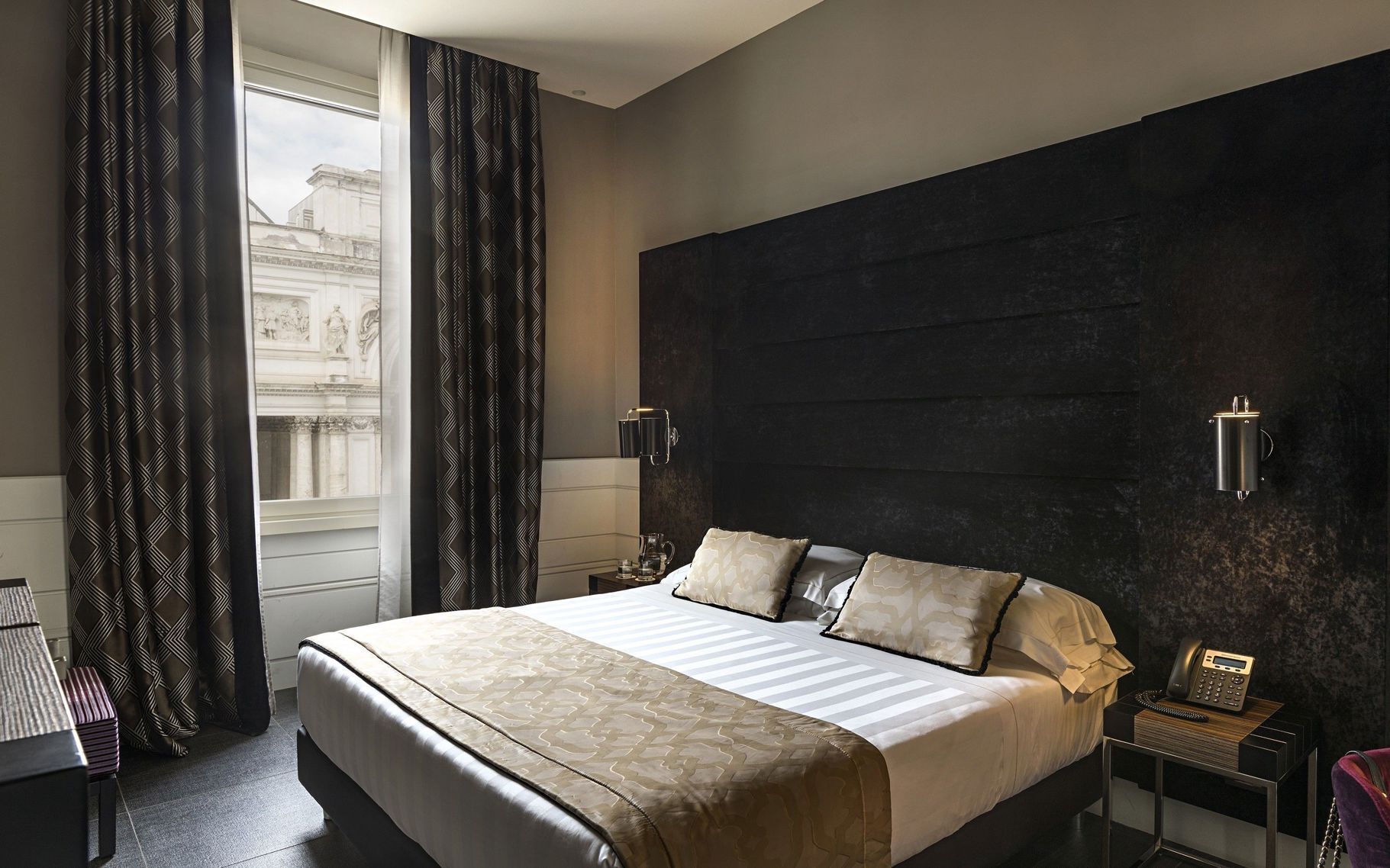 Ropa de cama de alta calidad, edredones de plumas, minibar y caja fuerte