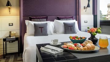 Ropa de cama de alta calidad, cubrecamas y minibar
