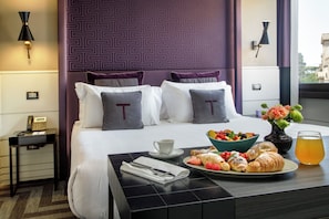 Habitación, 1 cama de matrimonio grande | Ropa de cama de alta calidad, edredones de plumas, minibar y caja fuerte