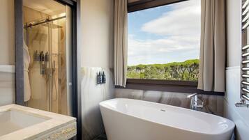 Junior-Suite (Deluxe) | Badezimmer | Umweltfreundliche Kosmetikartikel, Haartrockner, Bademäntel, Bidet