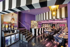 Desayuno buffet (EUR 25 por persona) 