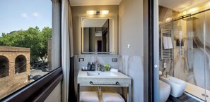 Habitación, 1 cama King size | Baño | Amenidades de baño ecológicas, secadora de cabello, batas, bidet 