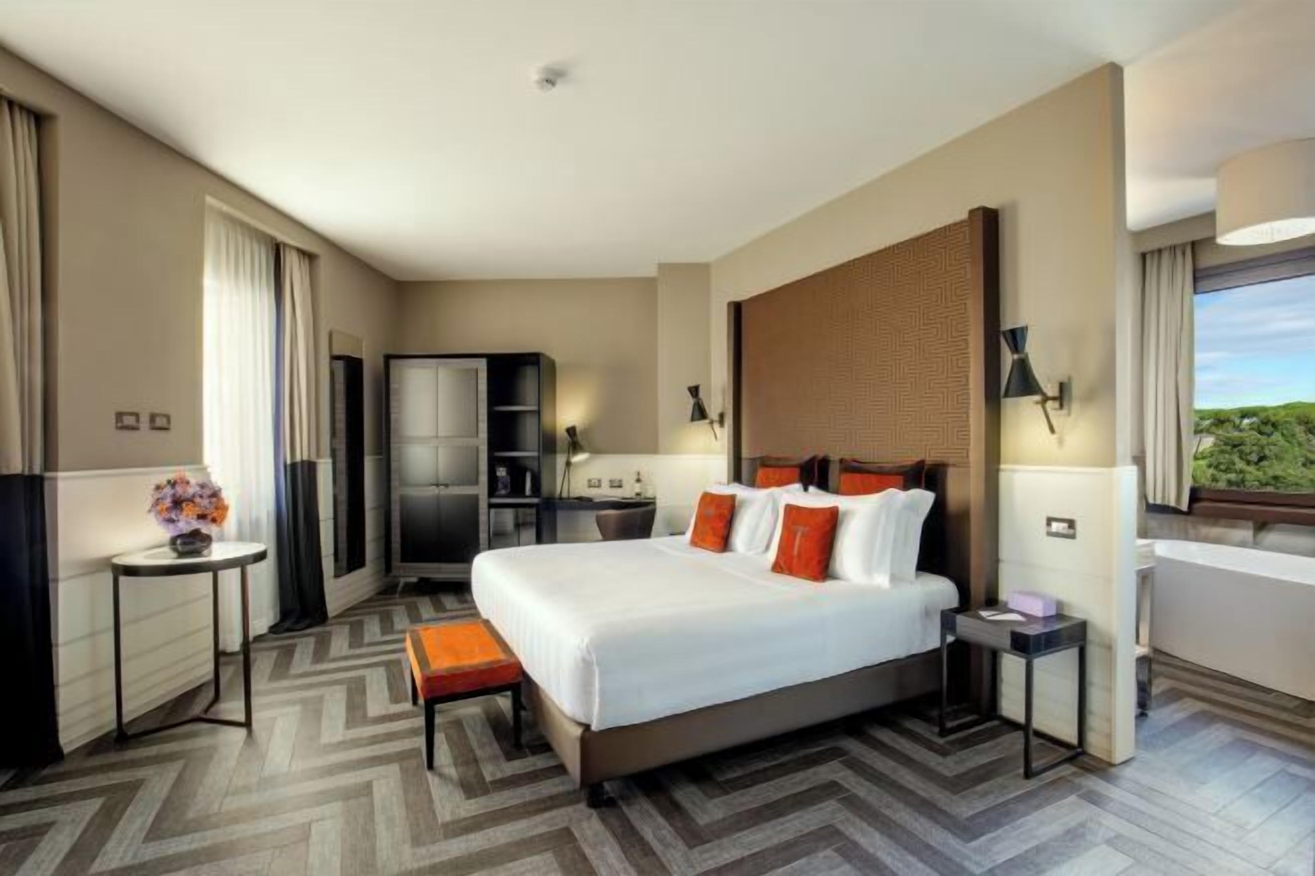 Ropa de cama de alta calidad, cubrecamas y minibar 