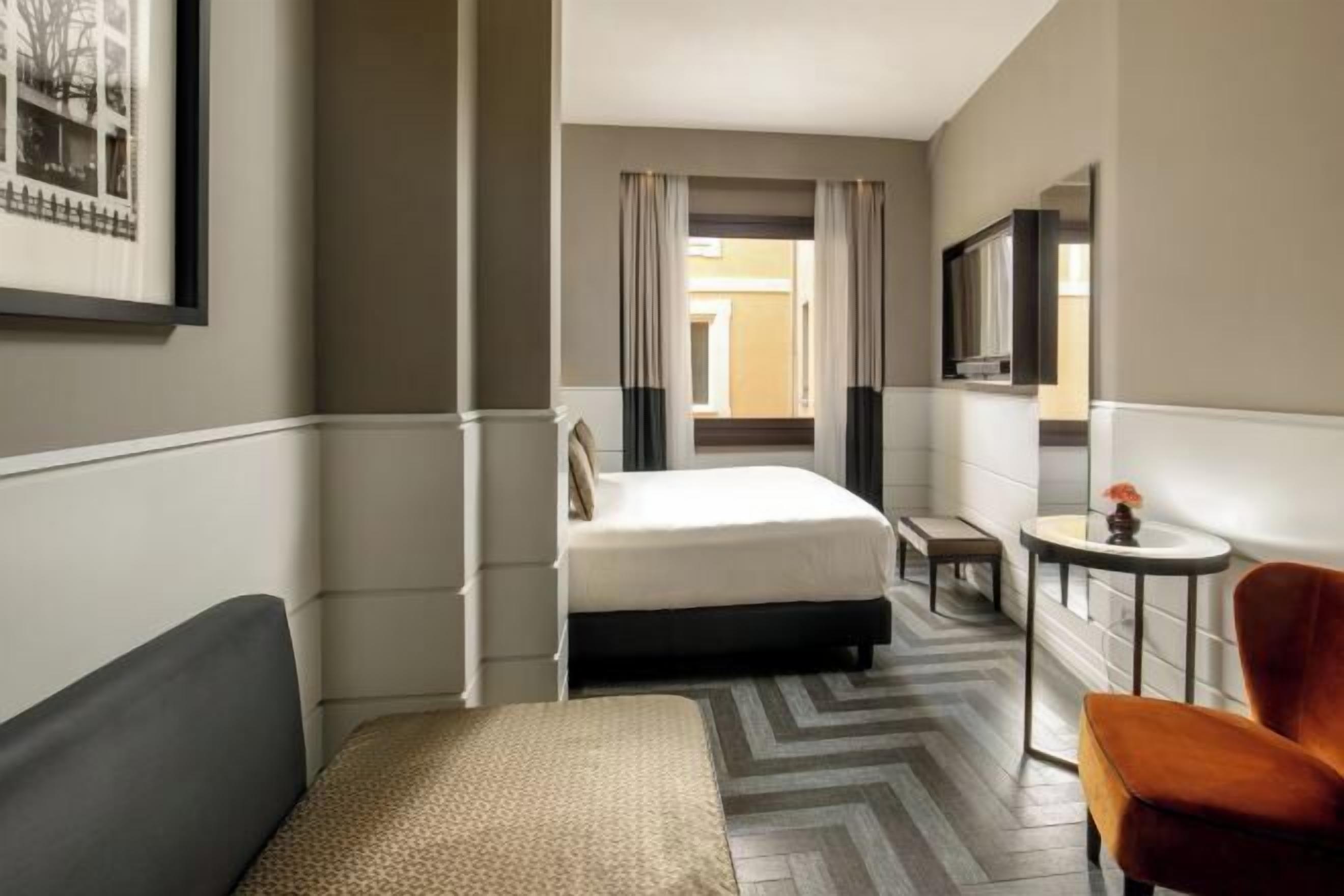 Ropa de cama de alta calidad, cubrecamas y minibar 
