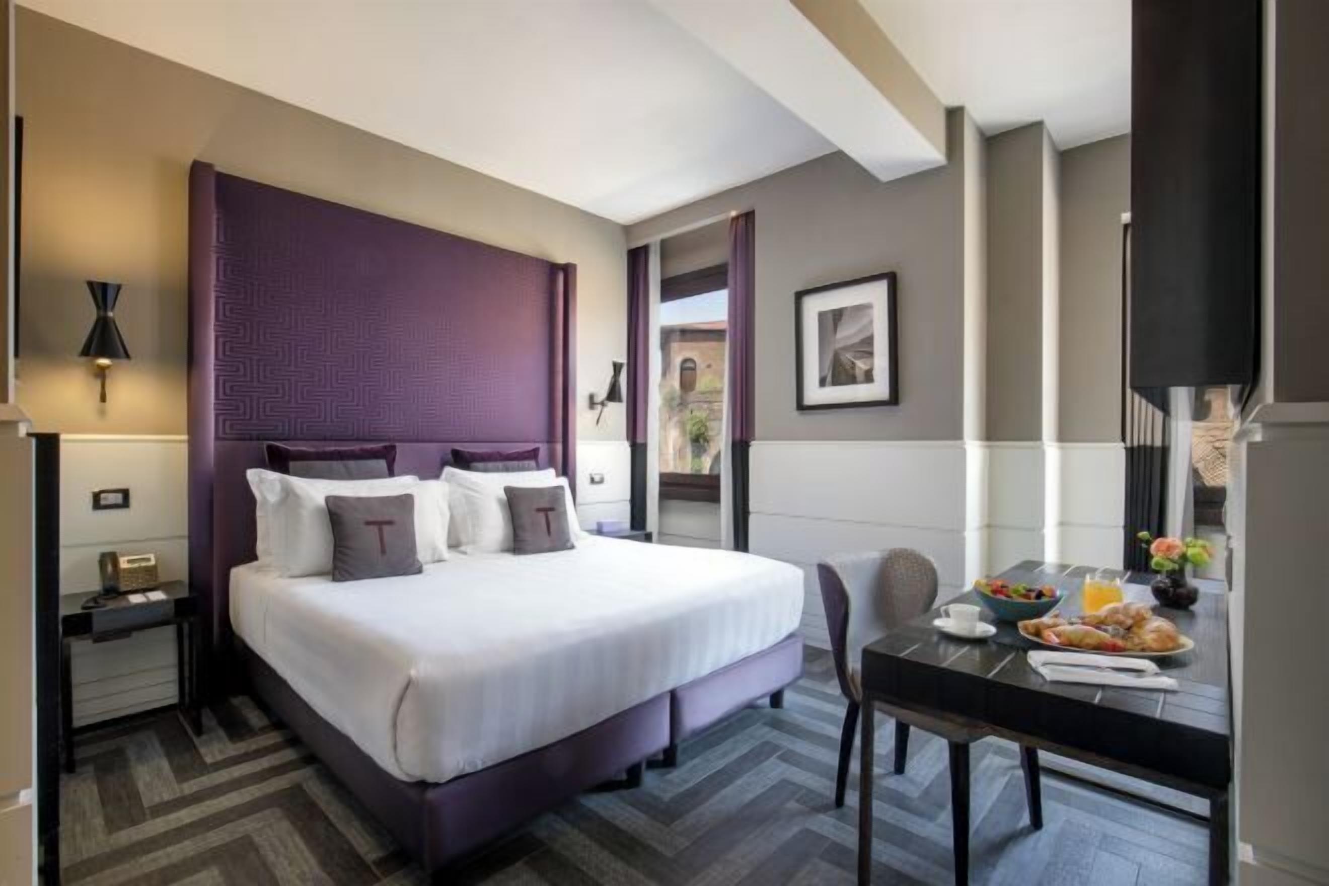 Ropa de cama de alta calidad, cubrecamas y minibar 