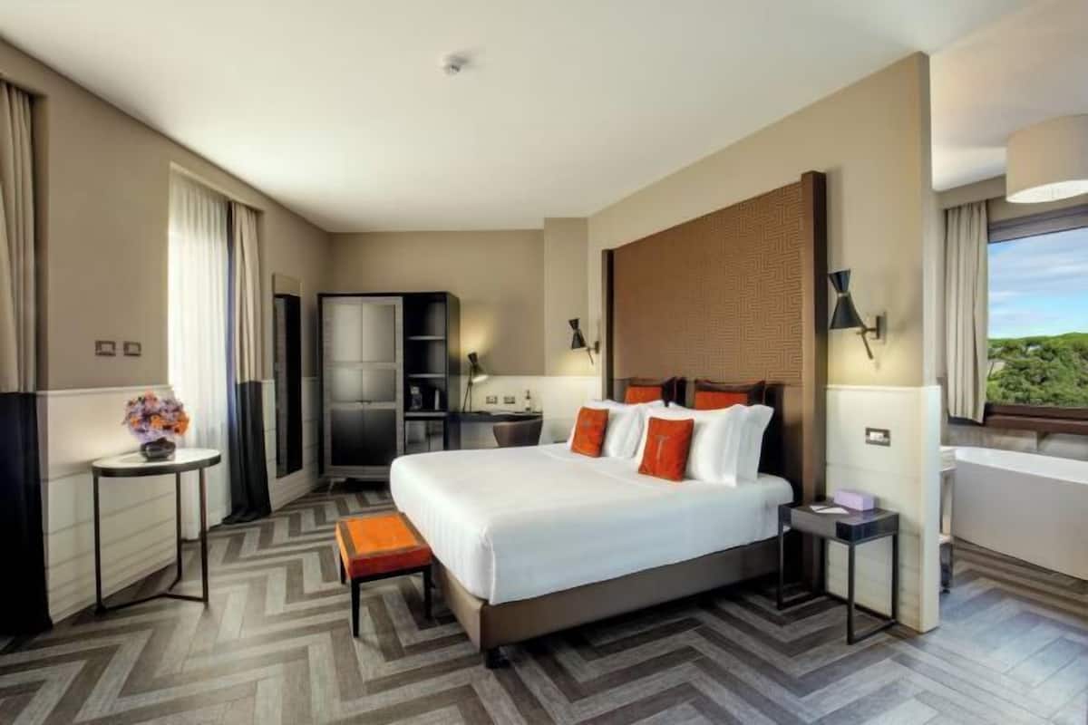 Premium bedding, down duvets, minibar, in-room safe