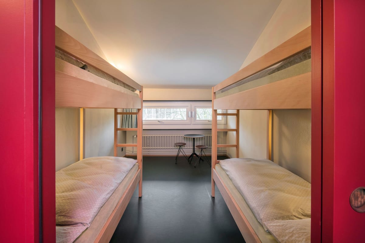WiFi (free), bed sheets