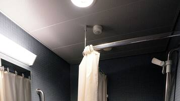 Ein Badezimmer mit Dusche, Waschbecken und Toilette.