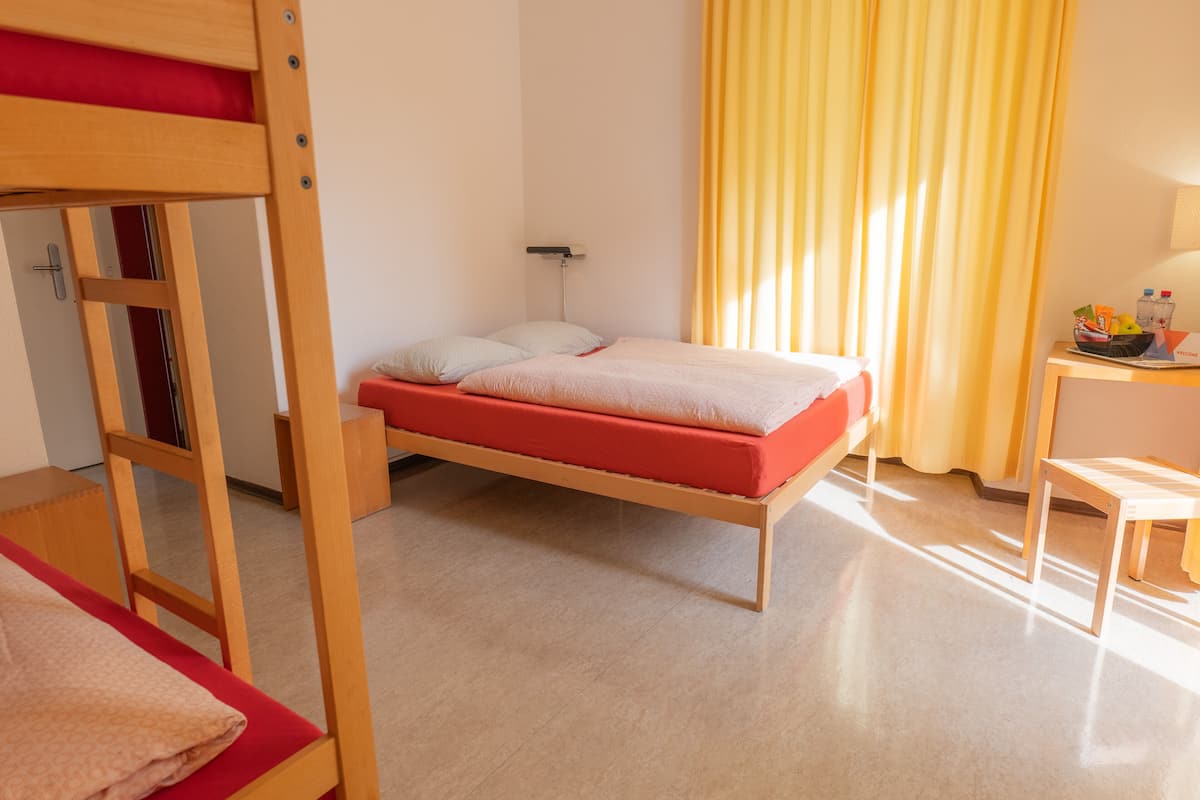 Escritorio, wifi gratis y ropa de cama