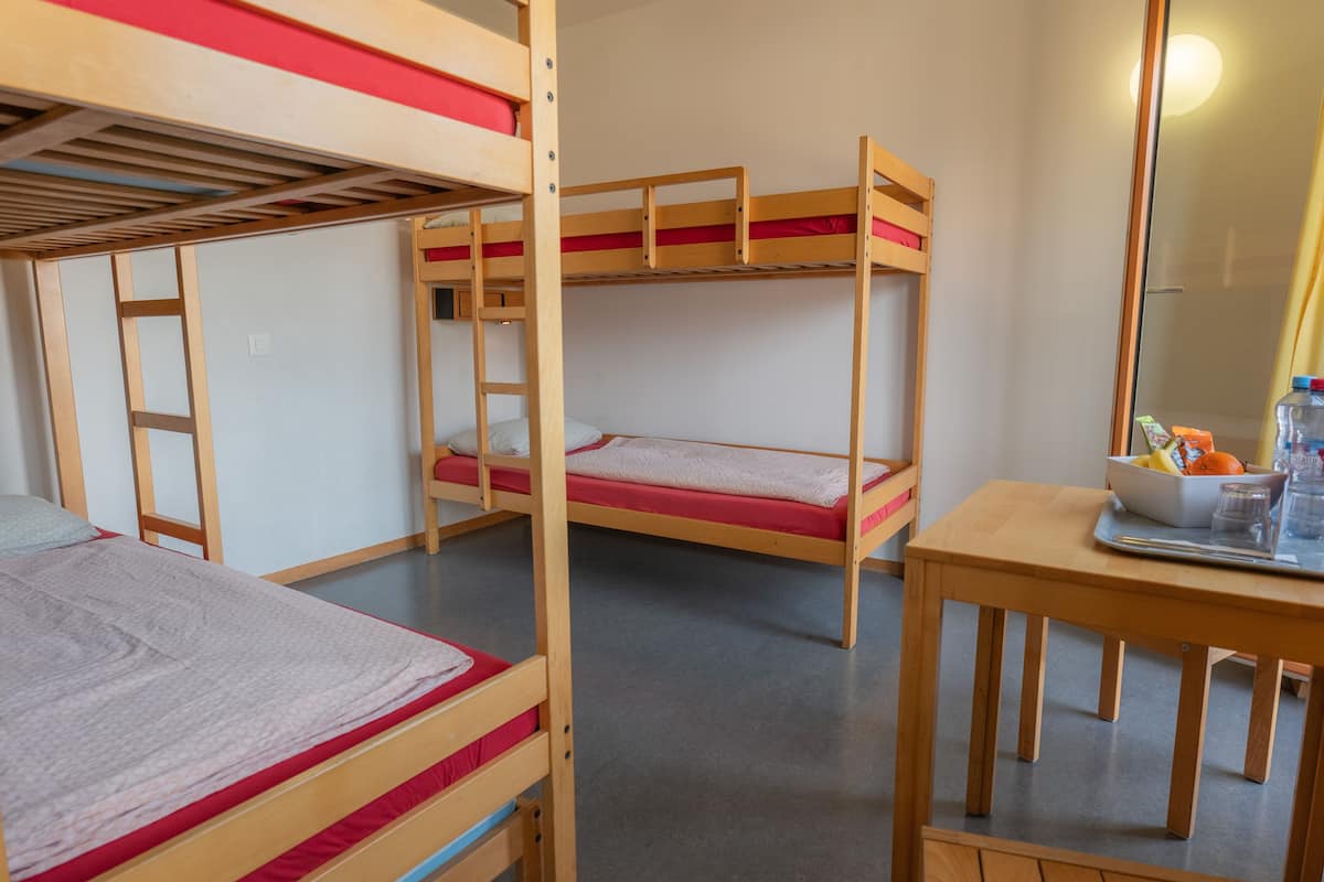 Escritorio, wifi gratis y ropa de cama