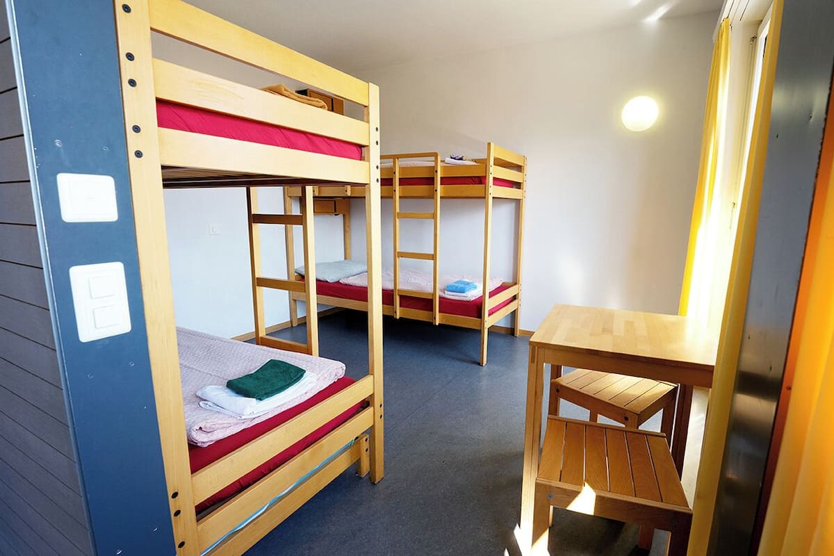 Habitación cuádruple estándar, baño compartido | Escritorio, wifi gratis y ropa de cama