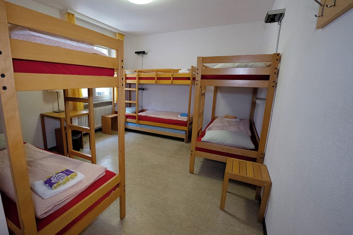 Dormitorio compartido estándar (1 bed in 6 bed dorm) | Escritorio, wifi gratis y ropa de cama
