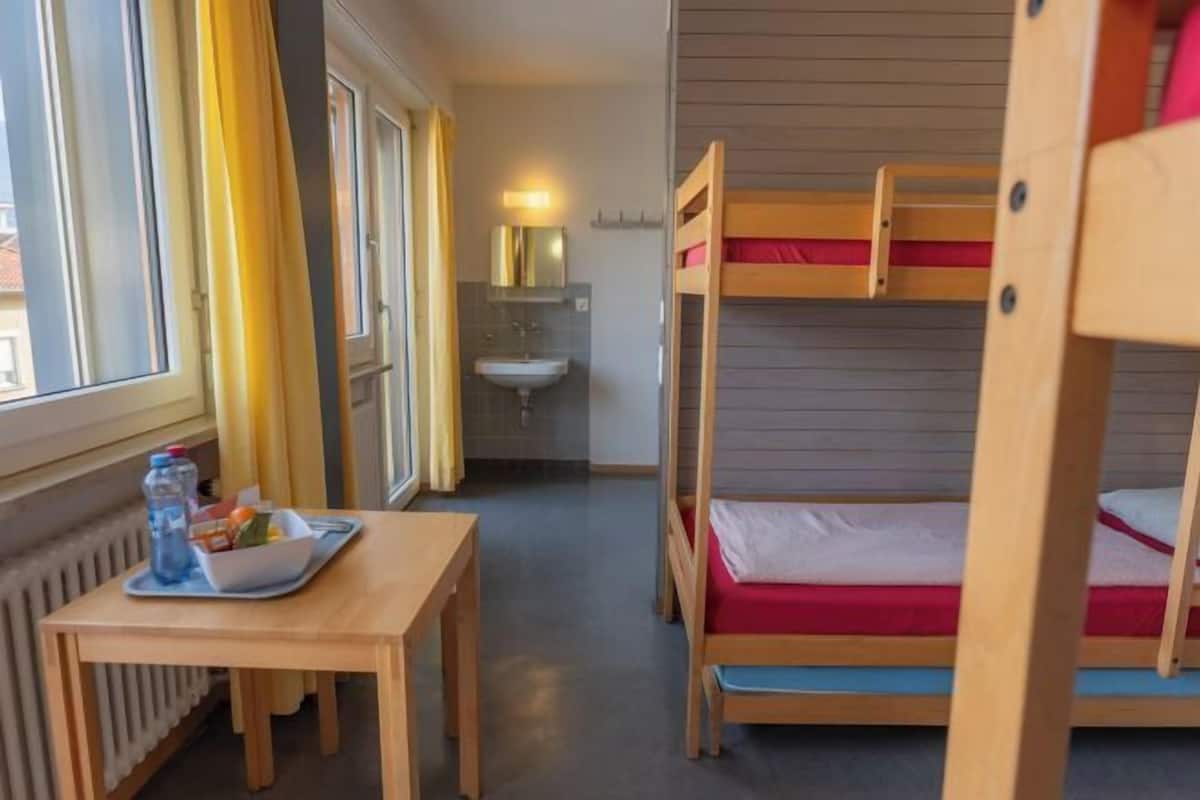 Escritorio, wifi gratis y ropa de cama
