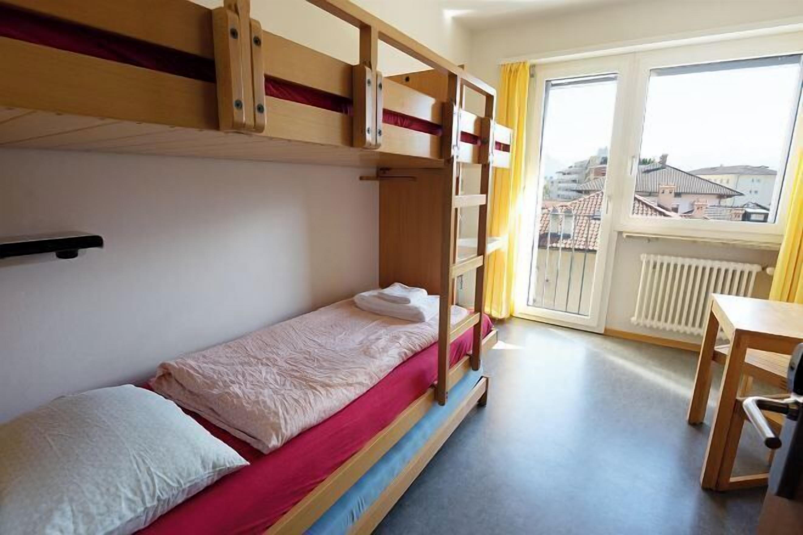 Bàn, truy cập Internet không dây miễn phí, bộ trải giường 