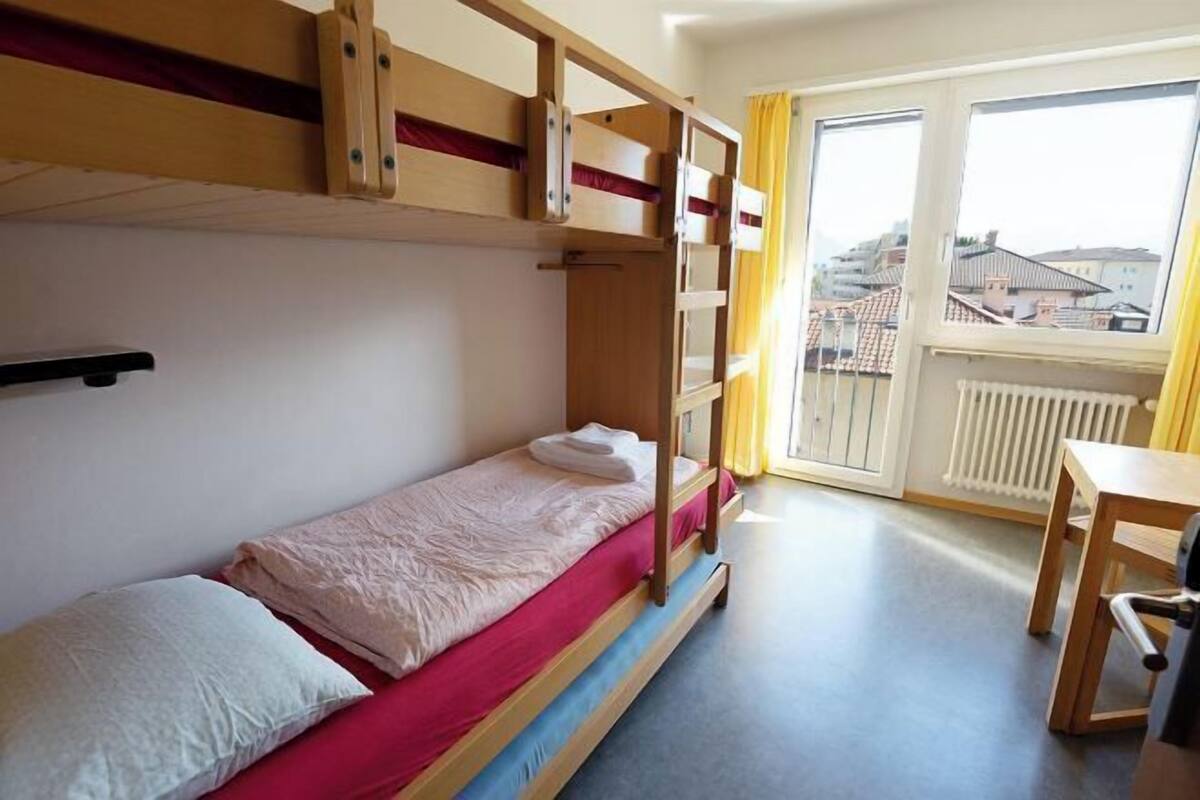 Bàn, truy cập Internet không dây miễn phí, bộ trải giường