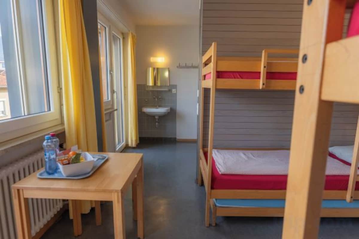 Escritorio, wifi gratis y ropa de cama