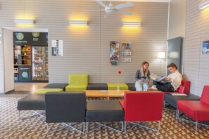 Área de estar no saguão