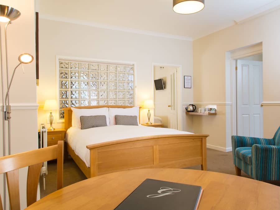 Allergikerbettwaren, Schreibtisch, Bügeleisen/Bügelbrett