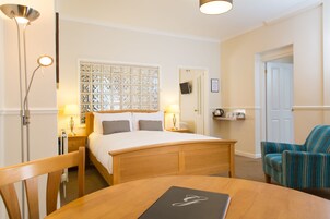 1 개의 침실, 저자극성 침구, 책상, 다리미/다리미판