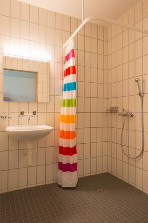Shower, towels - Youth Hostel Zug (Zug)