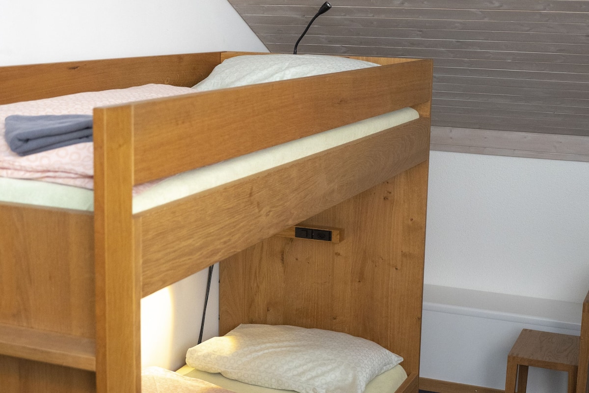 Standard Room, Shared Bathroom (Sextuple) | Desk