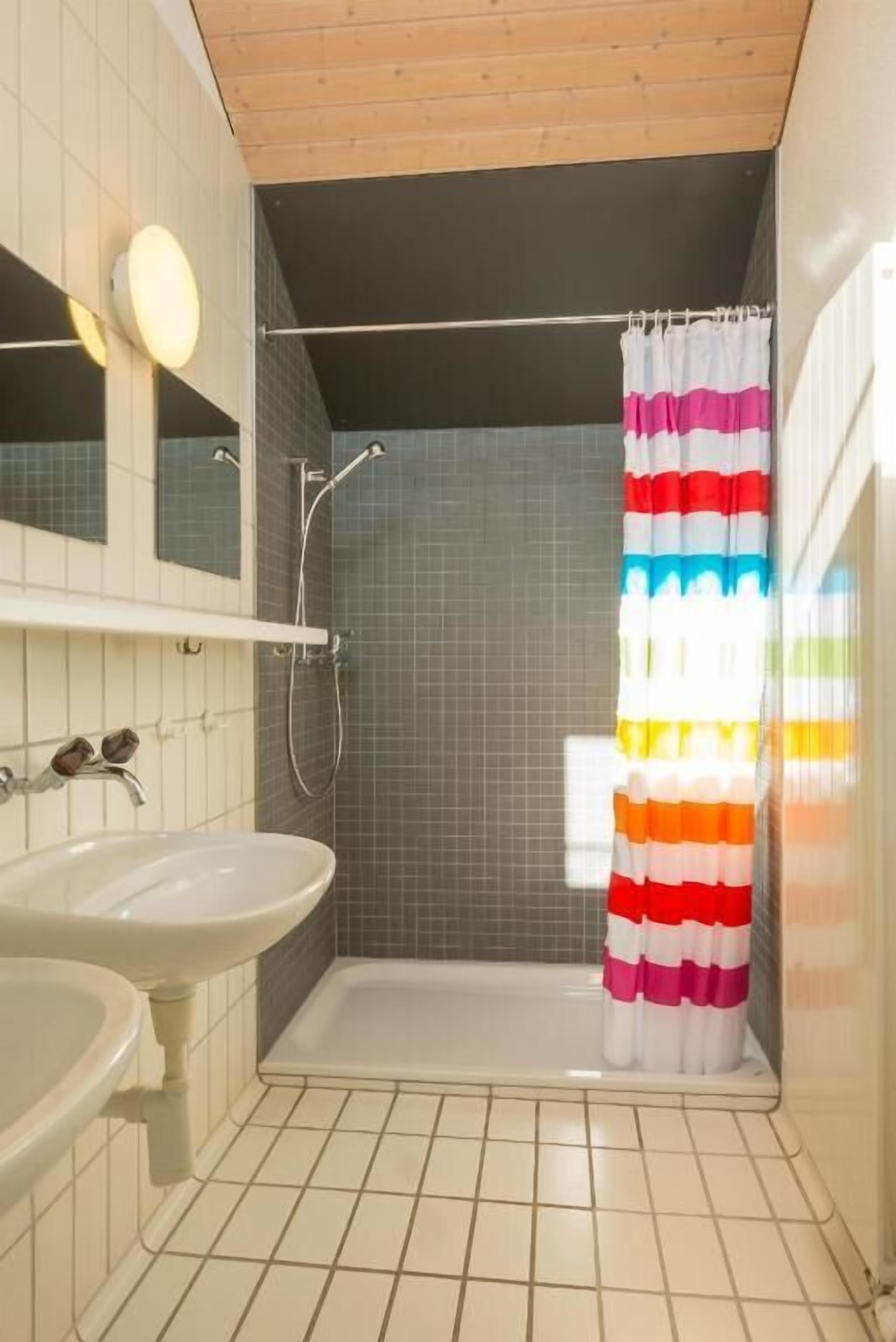Un baño con bañera, ducha y lavabo.