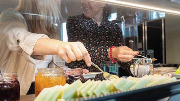 TĂ€gliches inbegriffenes FrĂŒhstĂŒcksbuffet