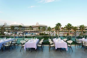 Innendørsbasseng, sesongbasert utendørsbasseng og bassengparasoller