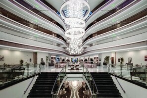 5 quầy bar/khu lounge, 3 quán bar cạnh hồ bơi, quán bar trên bãi biển 
