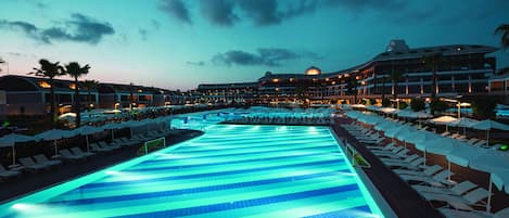 Piscina coperta, piscina stagionale all'aperto, ombrelloni da piscina