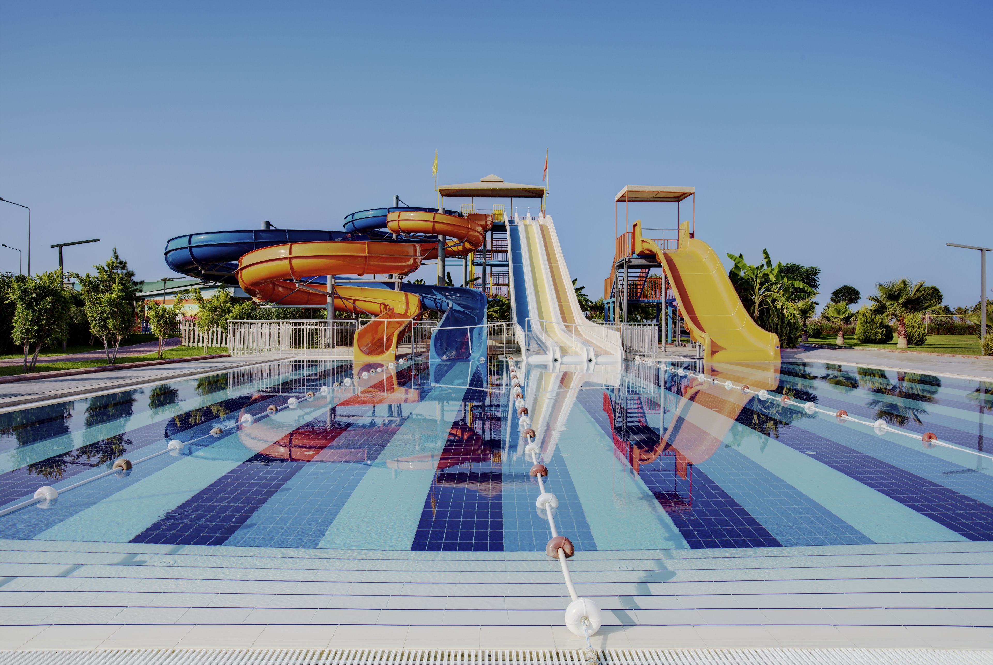 Un parque acuático con múltiples toboganes y una piscina.