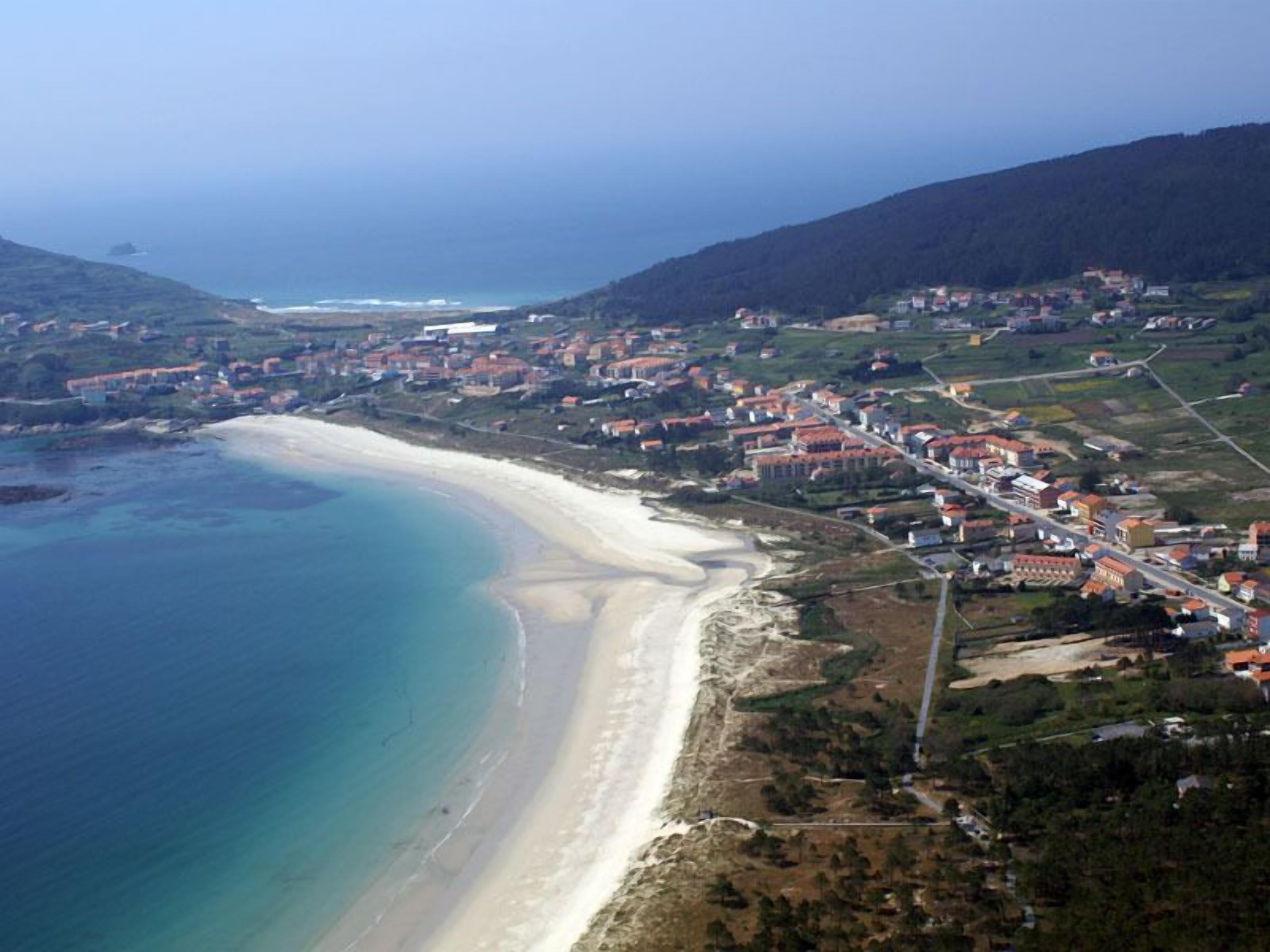 beach nearby, white sand, beach bar
