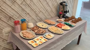 Ilmainen päivittäinen täysi aamiainen