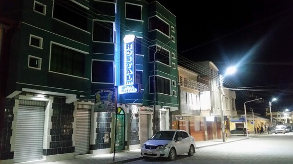 Façade de l’hébergement - soirée/nuit