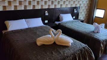 Habitación familiar, 2 habitaciones, baño privado | Edredón, decoración personalizada y muebles diferentes