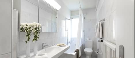 Departamento, 1 habitación, vista al jardín | Baño | Secadora de cabello, toallas, papel de baño