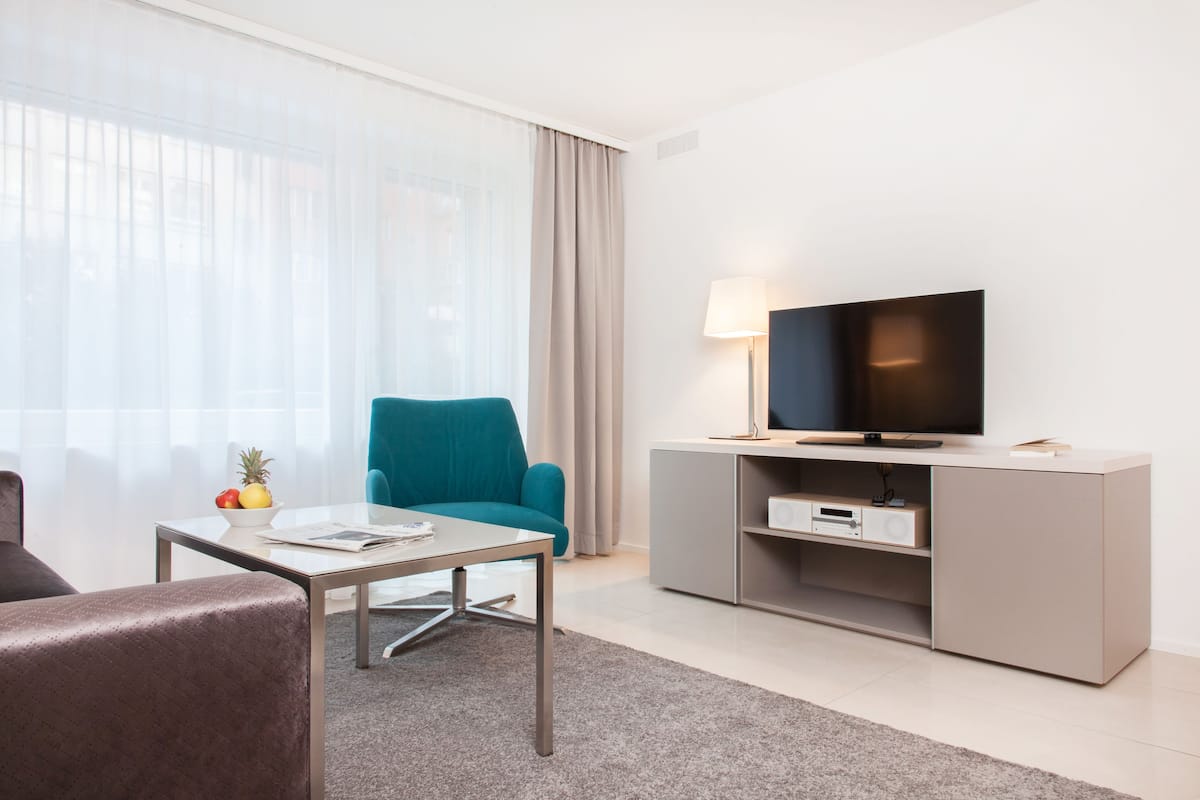 Appartamento Deluxe, 1 camera da letto, balcone, al piano terra | Area soggiorno | TV a schermo piatto