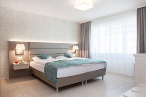 Deluxe appartement, 2 slaapkamers, balkon | Een kluis op de kamer, een bureau, geluiddichte muren