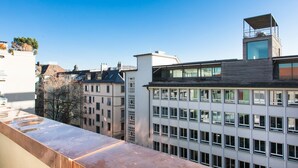 Un edificio moderno con tetto piatto, ampie finestre e un balcone.