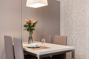 Departamento Deluxe, 1 habitación, balcón | Servicio a la habitación