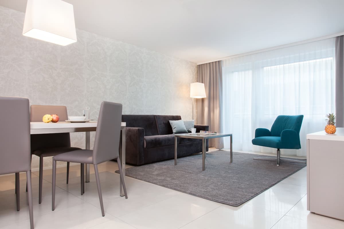 Appartamento Deluxe, 1 camera da letto, balcone | Soggiorno | TV a schermo piatto