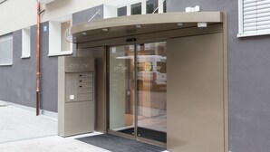Ingresso dell'hotel CITY STAY dal design moderno, con porta in vetro e stipite in metallo.