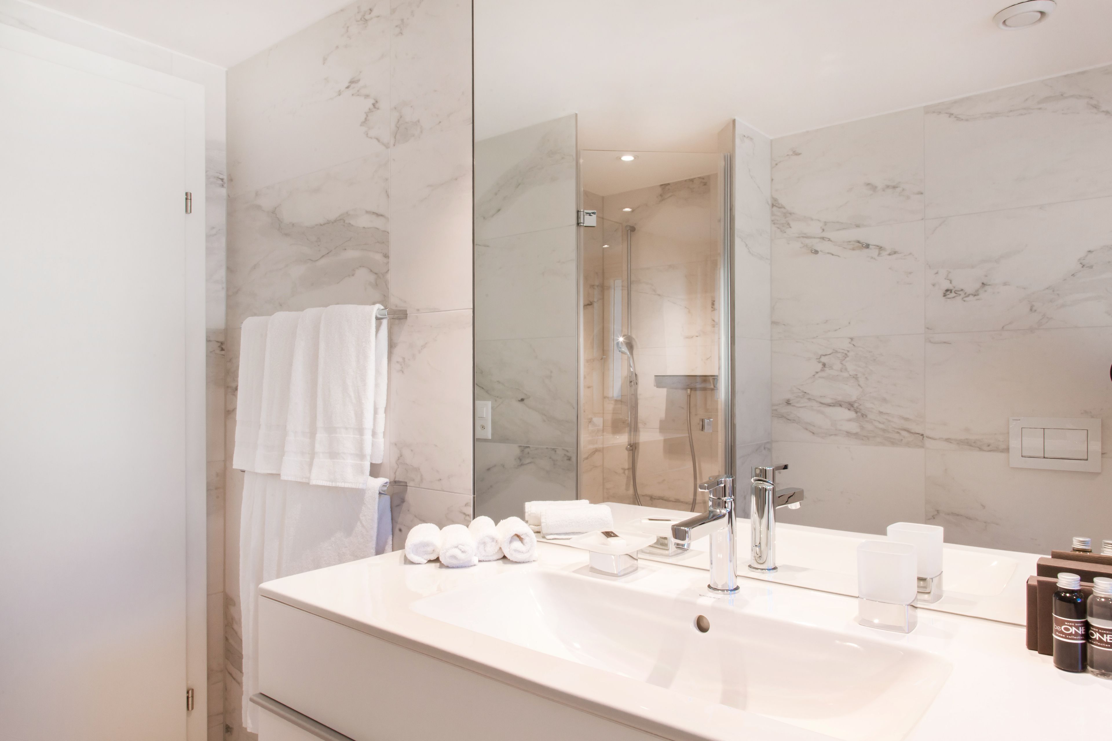 Deluxe appartement, 2 slaapkamers, balkon | Badkamer | Gratis toiletartikelen, een haardroger, handdoeken