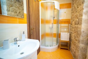 Deluxe Double Room | Bathroom | Hair dryer, towels, soap, shampoo - Villa Marino (Trogir)